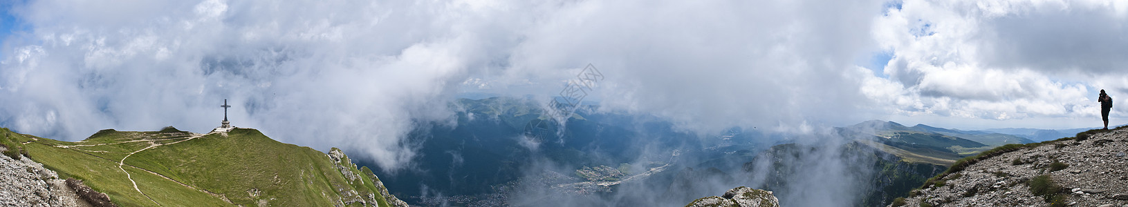 喀尔巴阡山脉的全景背景 美丽的山区和土地场景国家季节天空远足环境荒野爬坡旅行顶峰图片