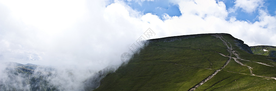 喀尔巴阡山脉的全景背景 美丽的山区和土地远足场景爬坡森林荒野地平线旅游天气木头环境图片