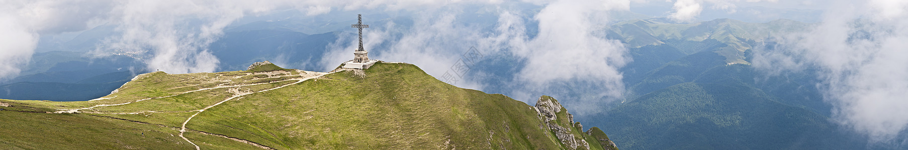 喀尔巴阡山脉的全景背景 美丽的山区和土地岩石公园场景荒野天气环境森林季节风景旅行图片