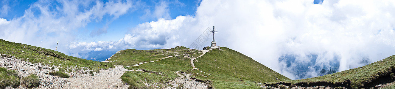 喀尔巴阡山脉的全景背景 美丽的山区和土地国家场景木头场地远足环境风景荒野地平线天空图片