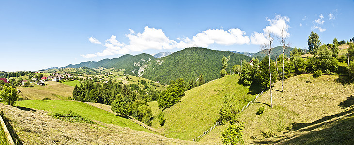 喀尔巴阡山脉的全景背景 美丽的山区和土地天气地平线风景场景森林季节岩石环境木头场地图片