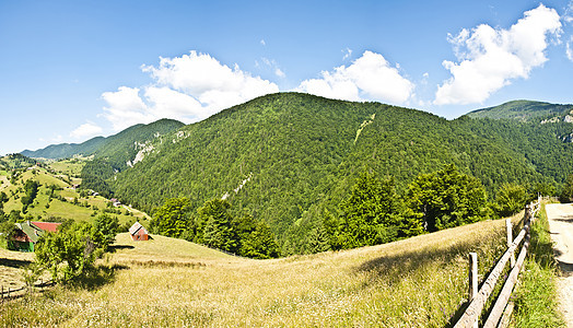 喀尔巴阡山脉的全景背景 美丽的山区和土地爬坡国家顶峰天气阳光公园荒野天空场地地平线图片