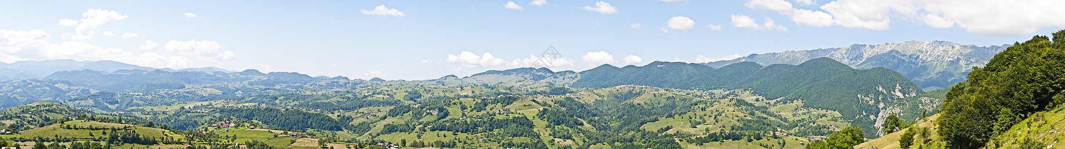 喀尔巴阡山脉的全景背景 美丽的山区和土地木头荒野场景季节阳光旅行天空公园环境爬坡图片