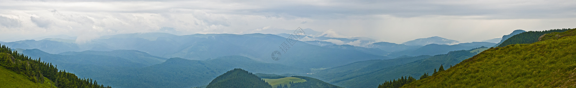 喀尔巴阡山脉的全景背景 美丽的山区和土地国家旅行环境旅游顶峰季节地平线远足爬坡天气图片