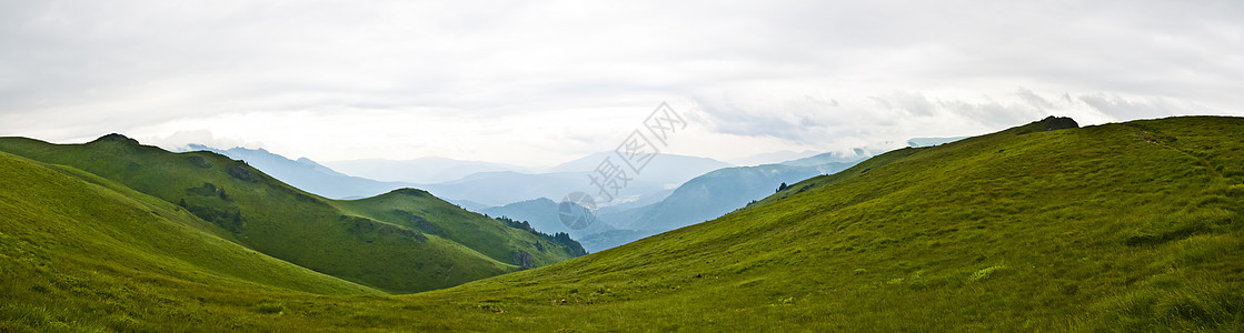 喀尔巴阡山脉的全景背景 美丽的山区和土地顶峰荒野场景旅行天气环境森林木头旅游风景图片