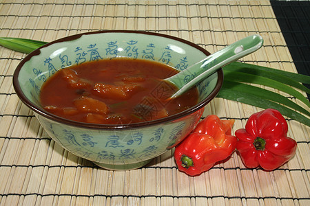 泰国汤蔬菜辣椒豆芽竹子胡椒香肠食物玻璃面竹笋背景图片