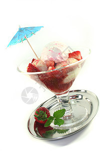 草莓冰淇淋水果冰盘托盘香草冰淇淋糖果圣代甜点图片
