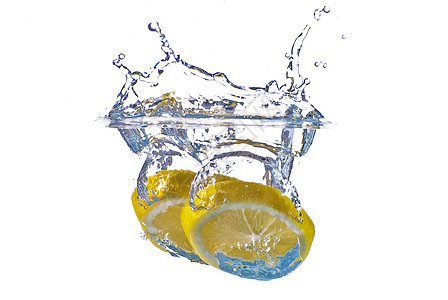 黄色柠檬在清蓝水中喷洒 是飞溅水果果汁热带活力气泡液体宏观海浪香橼图片