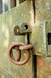 锁在旧门上闩锁囚犯保障秘密安全挂锁钥匙隐私链式金属图片