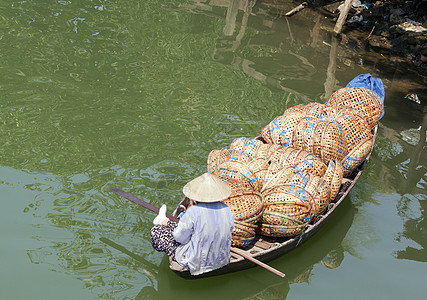 越南海安 女装在满篮子的船上图片