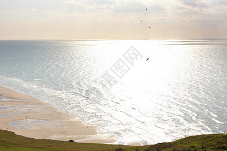 从法国极光海岸的海景悬崖沙滩黑鼻子太阳波浪反思鼻子图片