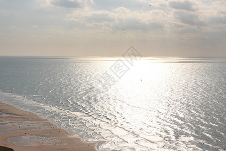 从法国极光海岸的海景黑鼻子太阳波浪悬崖沙滩鼻子反思图片