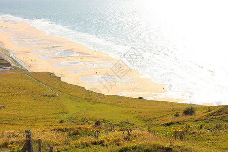 从法国极光海岸的海景反思黑鼻子悬崖鼻子太阳波浪沙滩图片