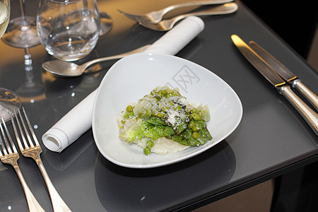很棒的法国餐厅的一盘烩饭营养饮食烹饪食物洋葱美食香菜食谱午餐用餐图片