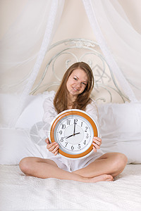 睡钟和闹钟中的年轻妇女乐趣女性睡眠拨号青少年女孩青年卧室时间早餐图片