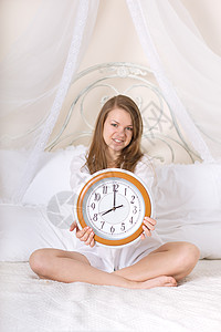 睡钟和闹钟中的年轻妇女女孩拨号卧室警报苏醒女性休息青年房间时间图片