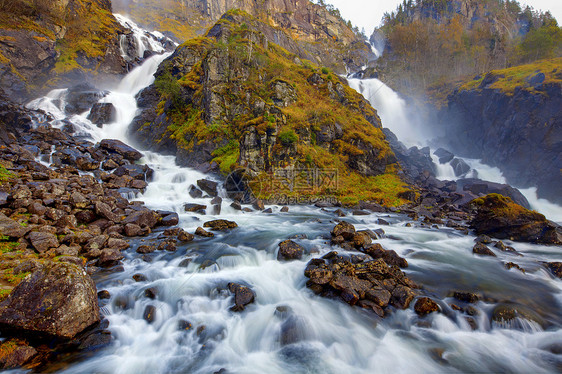 Odda 的拉特弗叶子风景森林地形石头天空溪流岩石瀑布蓝色图片