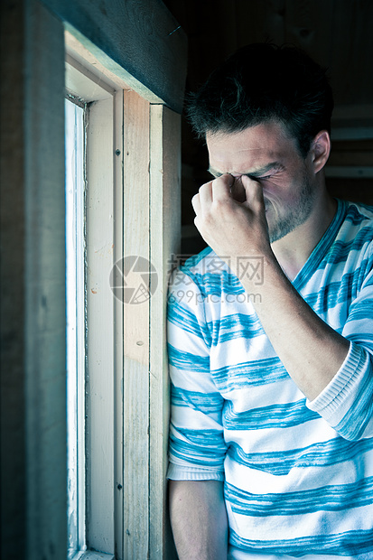 青年男子在窗口倾斜窗户住宅男性窗台白色压力思维胡子房间图片