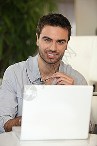 男用笔记本电脑图片