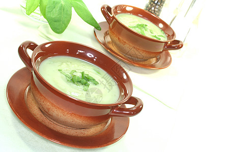 野生草药汤液体营养美食绿色绿汤维生素食物草本水芹草本植物图片