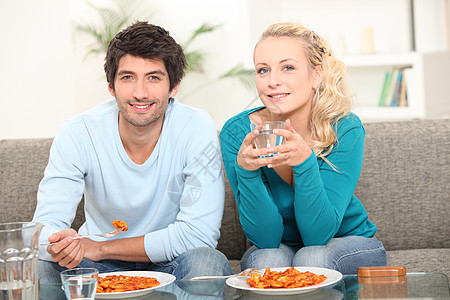 在家吃饭的年轻夫妇图片