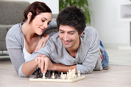 玩象棋的幸福情侣图片