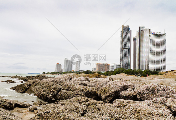 海滩边的现代酒店 岩石海滩野生动物太阳日落蓝色日出天空海洋海岸阳光旅行图片