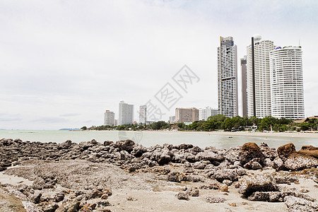 海滩边的现代酒店 岩石海滩日落阳光海岸运动荒野太阳海景石头旅行正方形图片