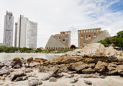 海滩边的现代酒店 岩石海滩热带海岸太阳地平线场景阳光日出正方形风景天空图片