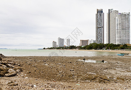 海滩边的现代酒店 岩石海滩石头场景阳光日出日落旅行蓝色海景太阳海岸图片