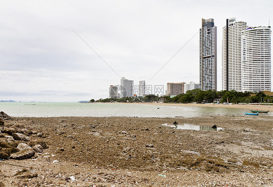 海滩边的现代酒店 岩石海滩石头场景阳光日出日落旅行蓝色海景太阳海岸图片