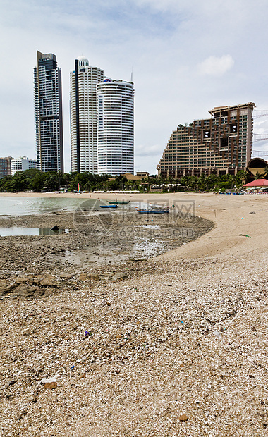 海滩边的现代酒店 岩石海滩天空荒野野生动物风景海浪旅行日落海岸太阳运动图片