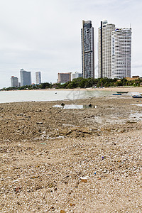 海滩边的现代酒店 岩石海滩正方形海景地平线场景荒野运动日落日出蓝色海洋图片