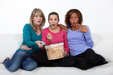 三个女人在看电影时吃爆米花图片