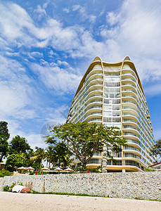 海滩旁边的现代酒店蓝色建筑学窗户建筑物市中心总部天空城市摩天大楼商业图片