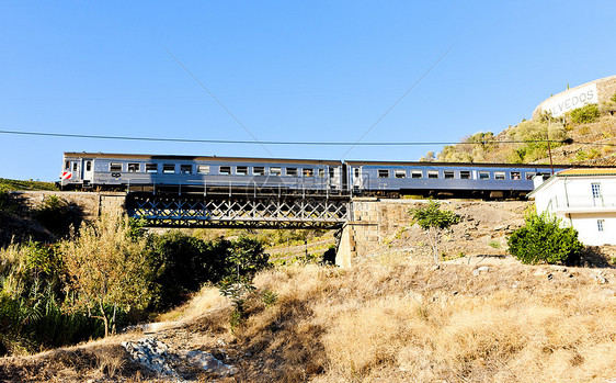 在葡萄牙杜罗谷的铁路火车上搭火车旅行建筑学外观列车世界车皮旅客建筑运输位置图片