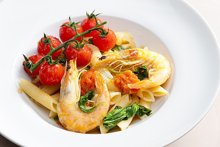 有虾 菠菜和烤樱桃西红柿的意大利面食物蔬菜海鲜美食静物营养盘子图片