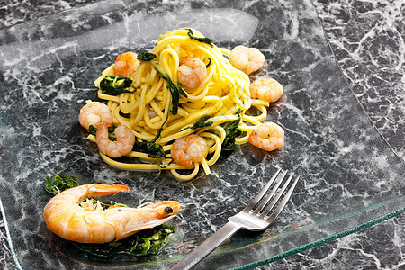 面碗里有虾和菠菜静物食物盘子美食面条营养海鲜蔬菜图片