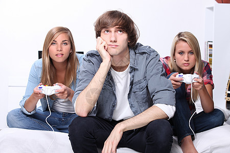 三个青少年在玩电脑游戏图片