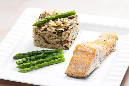 烤鲑鱼 配蘑菇意大利面和绿静物美食营养食物盘子蔬菜图片