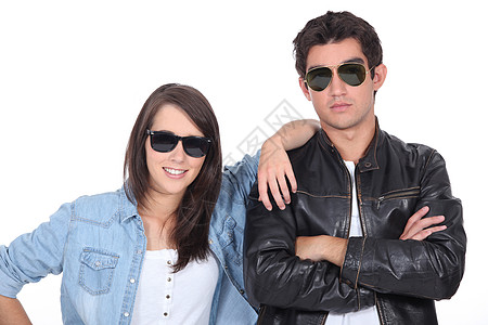 穿着太阳眼镜和皮夹克的年轻夫妇图片