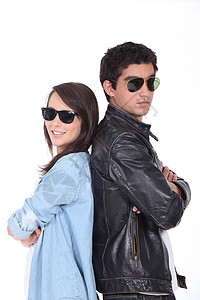 年轻夫妇在太阳镜和皮夹克中酷图片