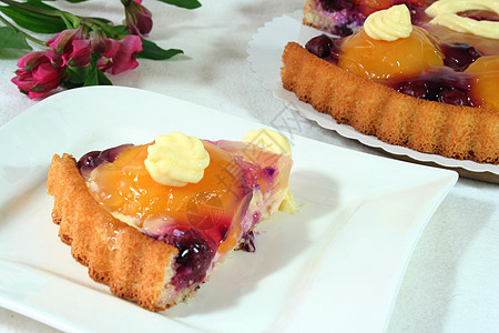 一块水果蛋糕 配上阿尔斯特罗梅里亚图片