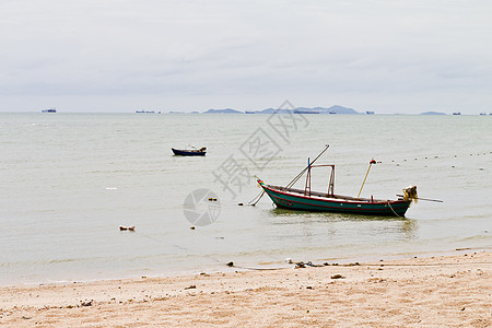 小型渔船渔夫海滩石头旅游发动机港口支撑钓鱼天空旅行图片