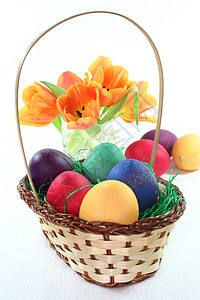 复活节篮子 带复活节鸡蛋和郁金香图片