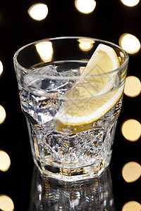 金力或汤姆柯林斯骡子调酒师柠檬夜生活玻璃食物派对火花庆典热带图片