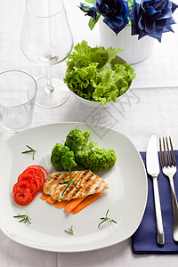 含蔬菜的鸡乳和蔬菜萝卜沙拉眼镜迷迭香美食火鸡刀具餐巾便餐饮食图片