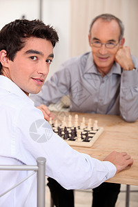 父子下象棋男人男性游戏房子幸福数字父亲喜悦房间竞争图片