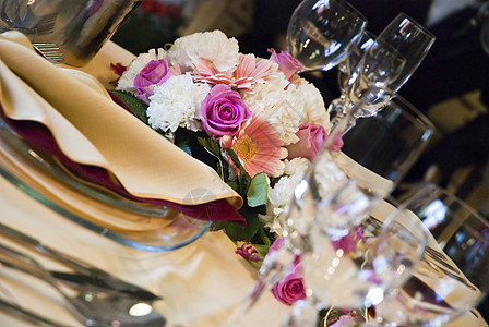 美丽的结婚桌椅子玫瑰餐厅奢华玻璃派对传统餐饮盘子风格图片