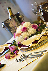 美丽的结婚桌眼镜餐饮接待服务玫瑰环境玻璃用餐盘子婚姻图片
